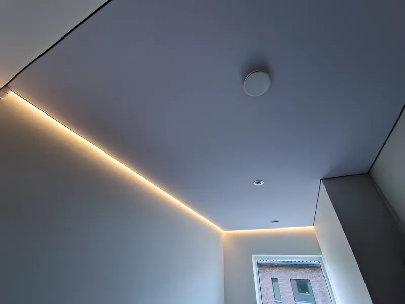 Įtempiamos lubos su šešėliniu profiliu ir kontūriniu LED apšvietimu — SALANVITA darbas